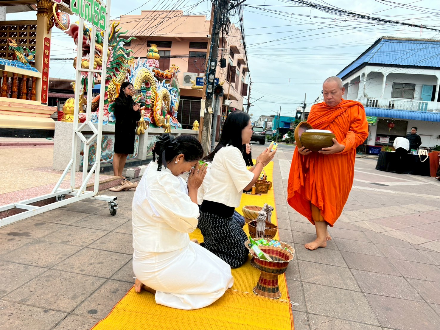 title - ส.ป.ก.ยโสธร ร่วมกิจกรรมทำบุญตักบาตรย้อนยุค วิถีถิ่น วิถีไทย   ณ ถนนคนเดินยโสธร เมืองเก่าบ้านสิงห์ท่า ประจำปีงบประมาณ พ.ศ. 2569
